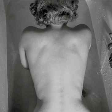 Desnudo en la bañera